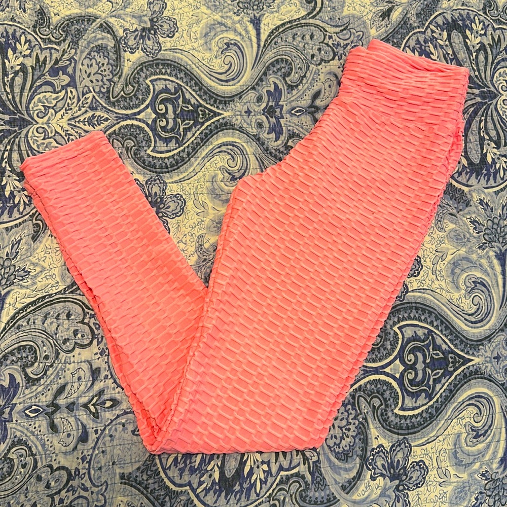 Pink textured leggings